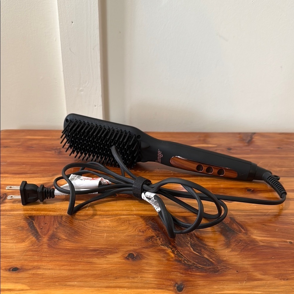 L'Ange Le Vite Ceramic Straightening Brush in Black